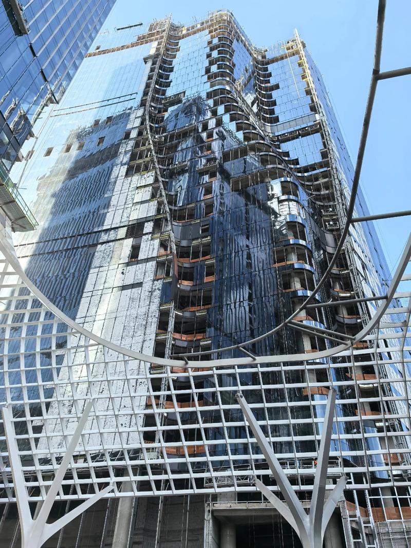 建筑幕墙施工实录 玻璃安装工程量的挑战与突破